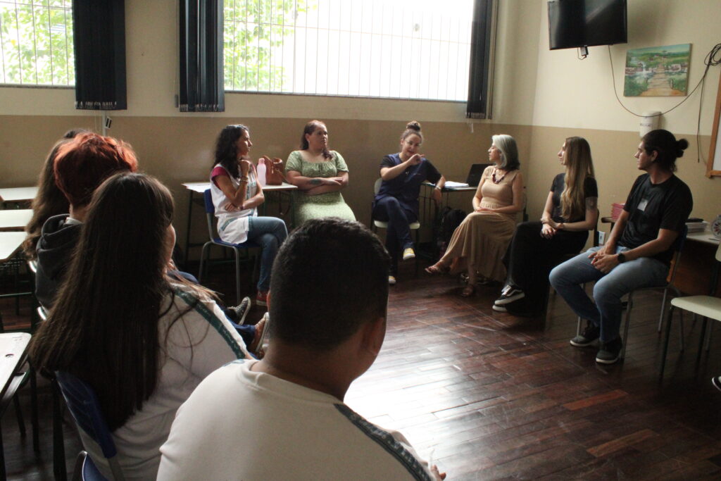 Equipe da UEPG visita clubes da cidade…