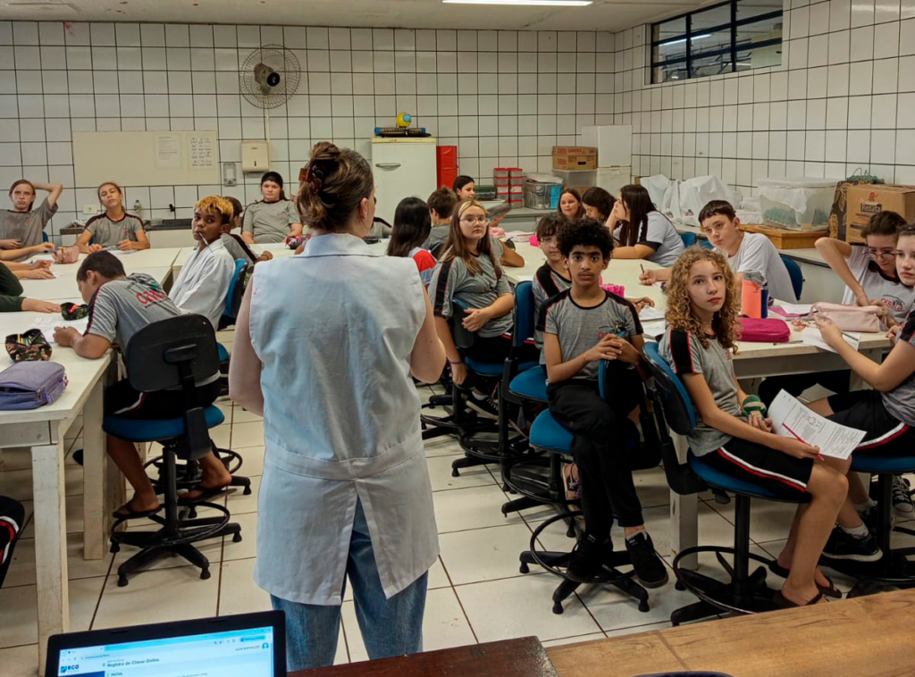 Jovens cientistas exploram o mundo dos insetos…