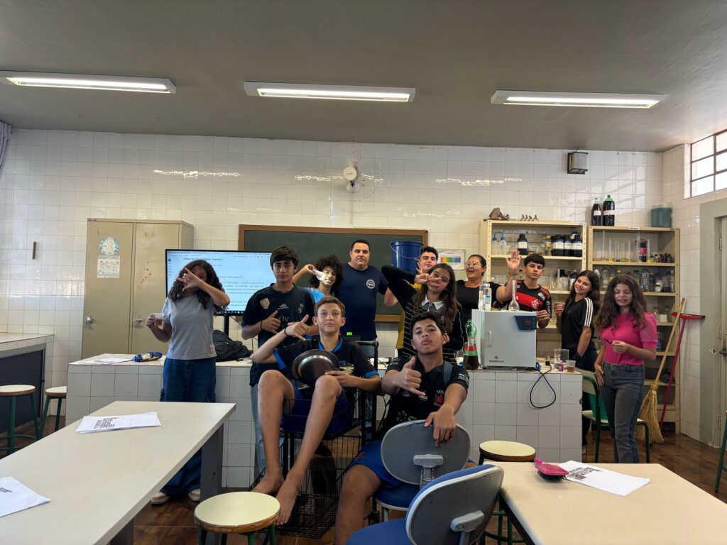 Clube de Ciências cria música sobre química…