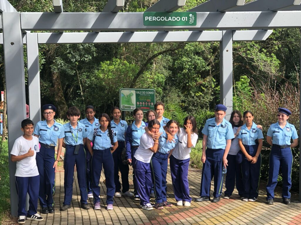 Estudantes do Colégio Heitor Rocha Kramer visitam…